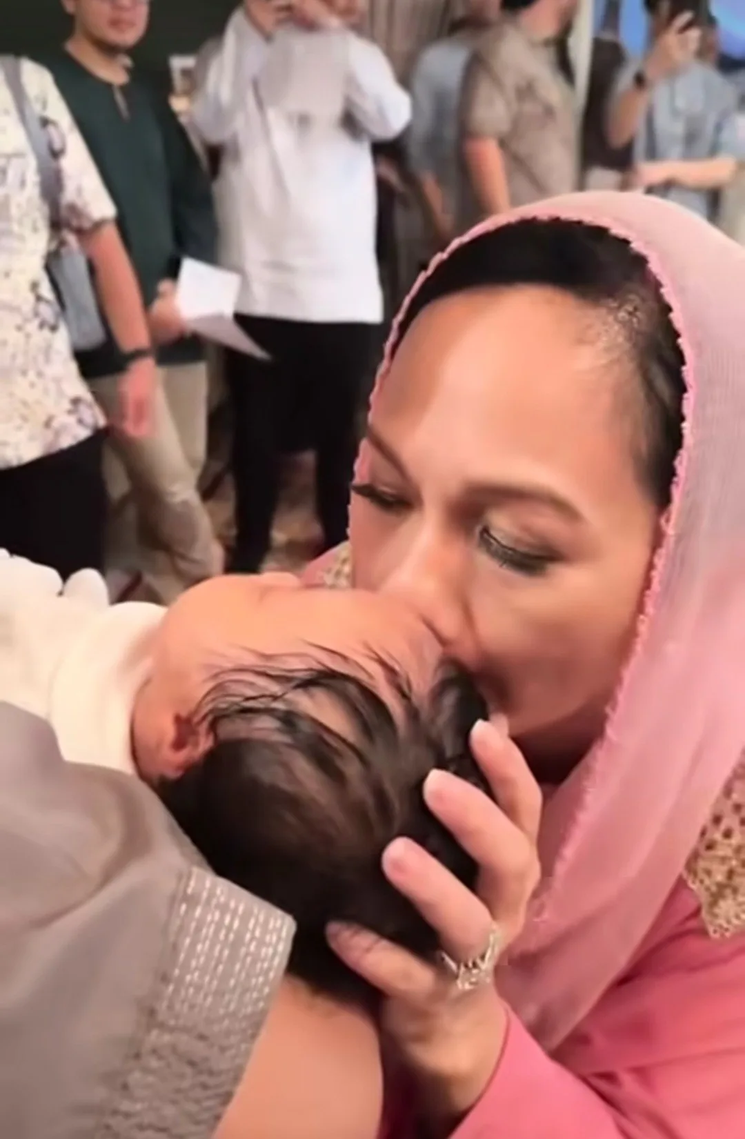 Majlis Akikah & Cukur Jambul Berlangsung Meriah, Datuk Seri Sheila Majid Bahagia Timang Cucu Sulung! 14 Majlis Akikah & Cukur Jambul Berlangsung Meriah, Datuk Seri Sheila Majid Bahagia Timang Cucu Sulung!