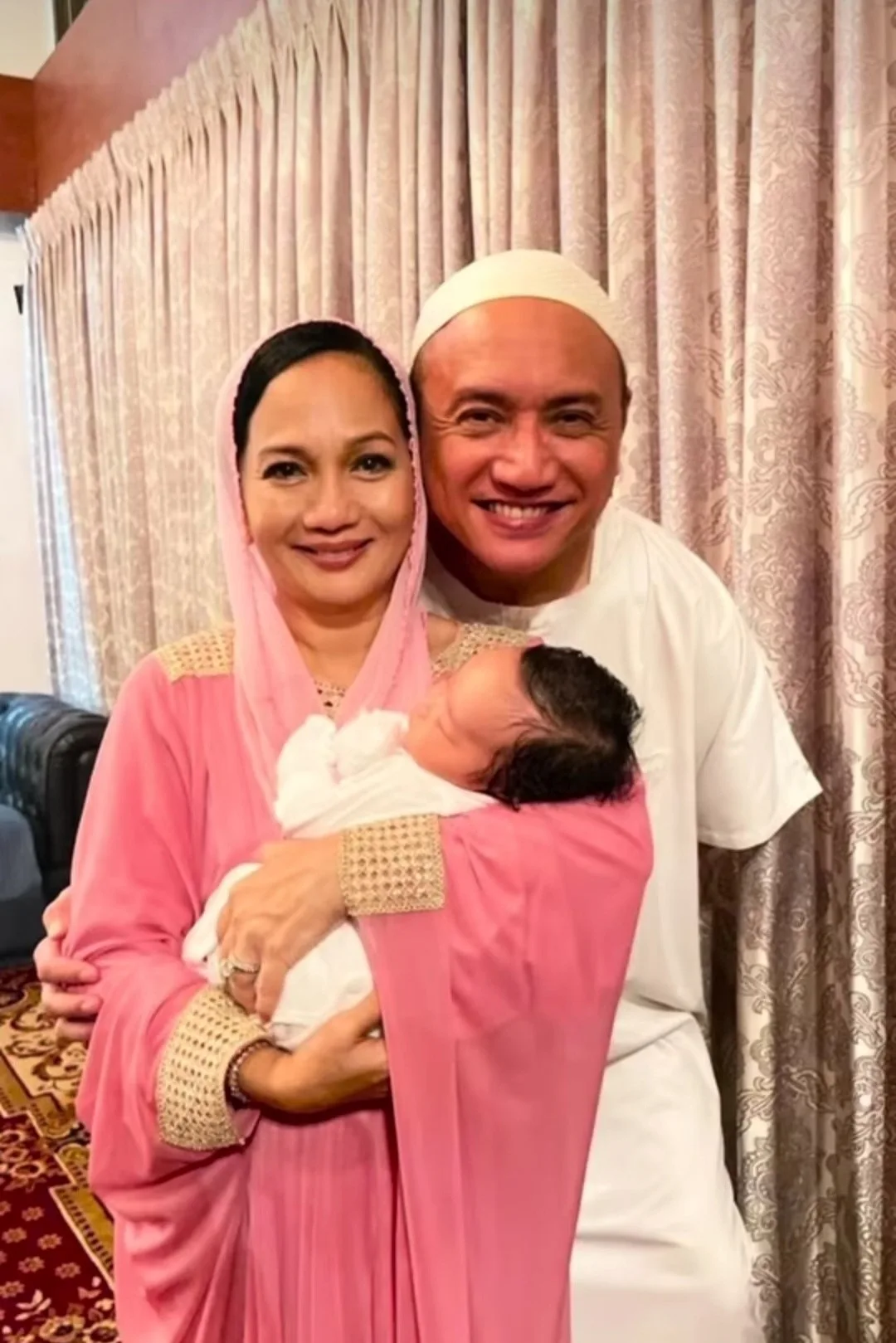 Majlis Akikah & Cukur Jambul Berlangsung Meriah, Datuk Seri Sheila Majid Bahagia Timang Cucu Sulung!