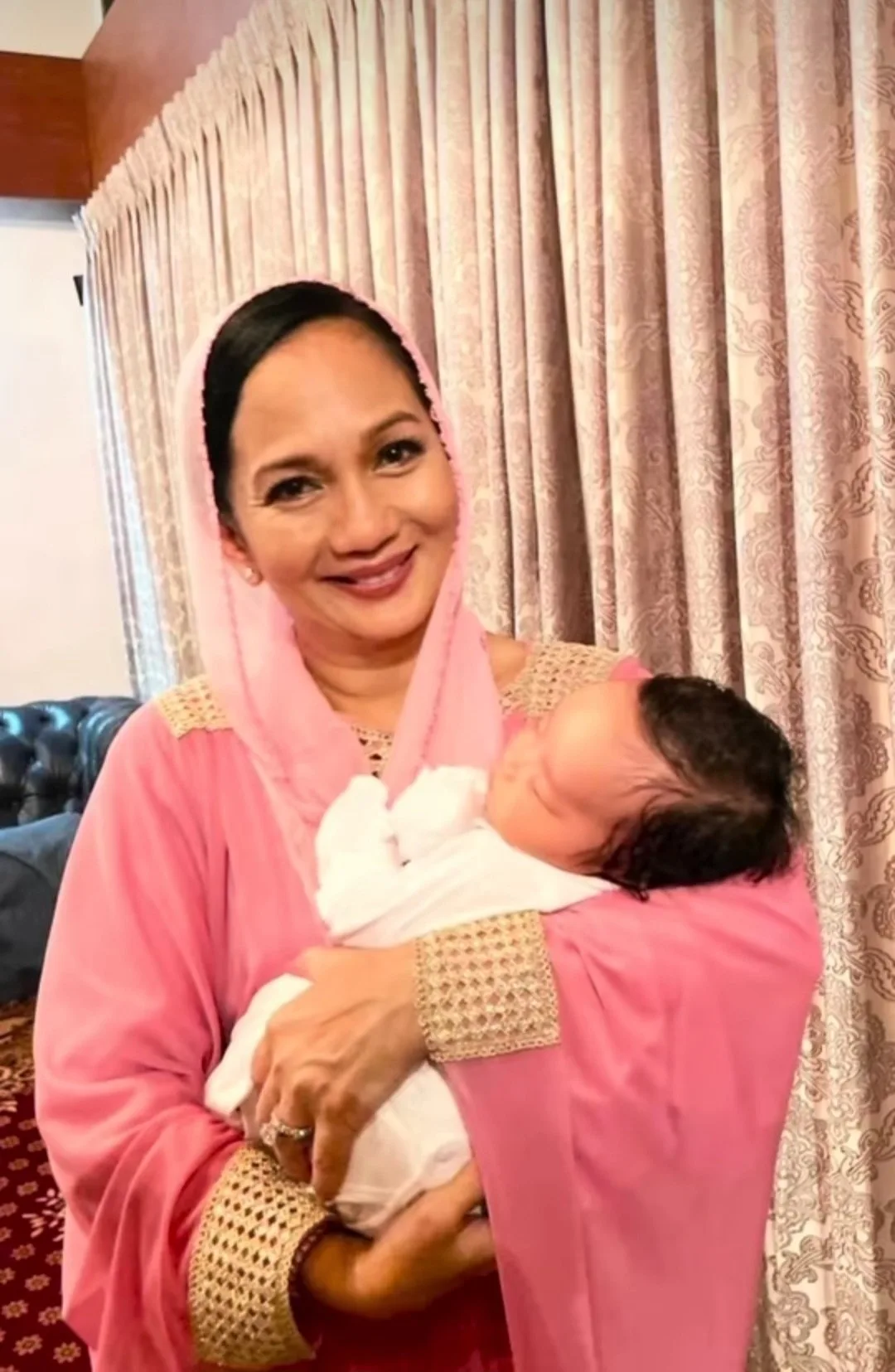 Majlis Akikah & Cukur Jambul Berlangsung Meriah, Datuk Seri Sheila Majid Bahagia Timang Cucu Sulung!