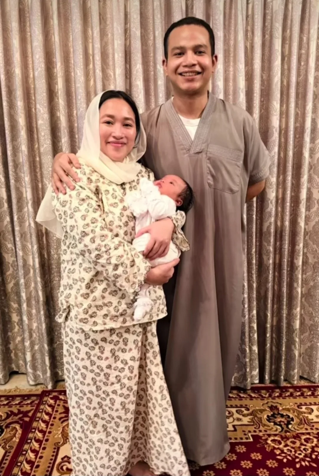 Majlis Akikah & Cukur Jambul Berlangsung Meriah, Datuk Seri Sheila Majid Bahagia Timang Cucu Sulung!