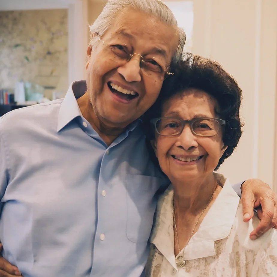 “Semoga Terus Diberkati Allah SWT,” Dato’ Seri Mukhriz Mahathir Titip Doa Buat Ibu Bapa Sempena Usia Perkahwinan Ke-70! 16 “Semoga Terus Diberkati Allah SWT,” Dato’ Seri Mukhriz Mahathir Titip Doa Buat Ibu Bapa Sempena Usia Perkahwinan Ke-70!