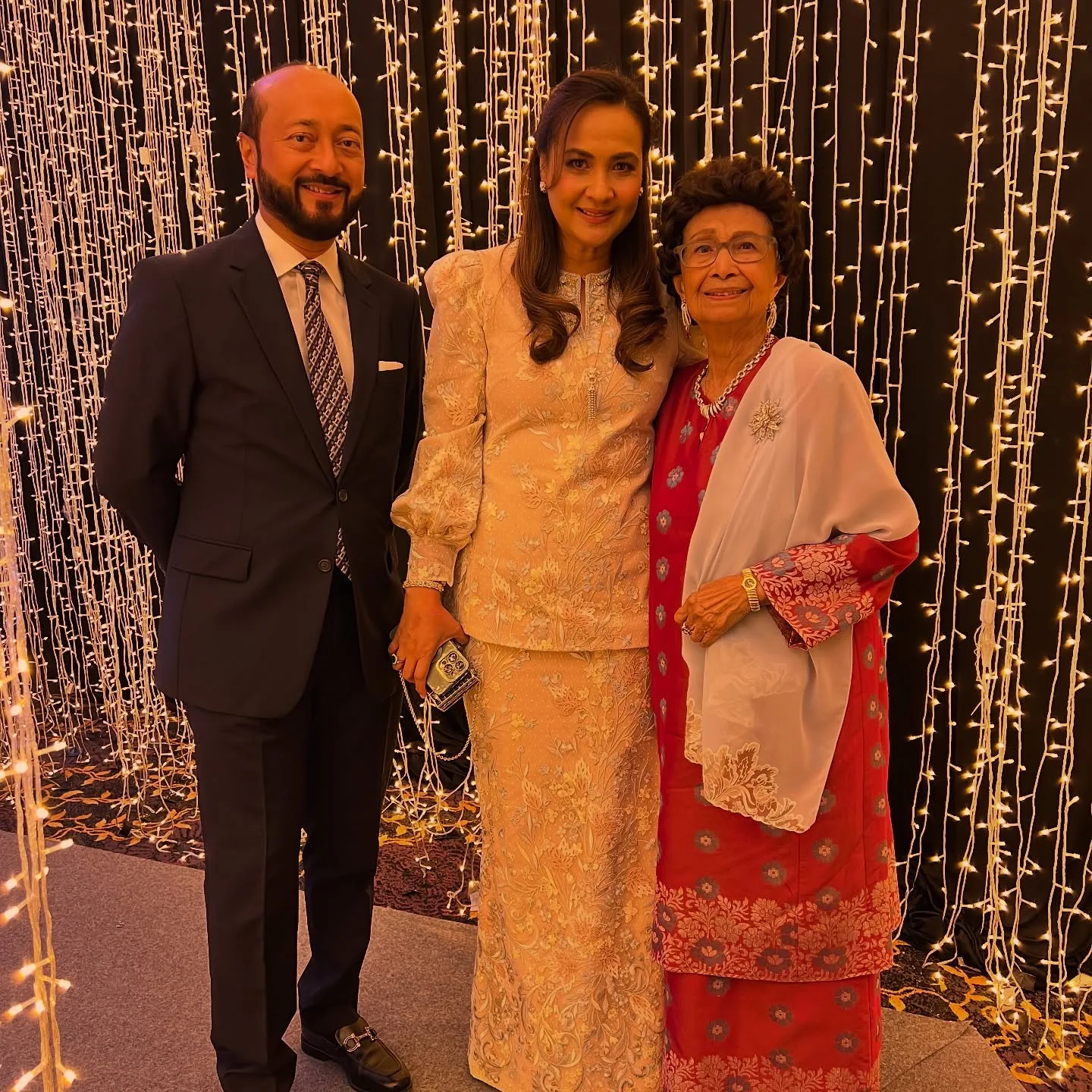 “Semoga Terus Diberkati Allah SWT,” Dato’ Seri Mukhriz Mahathir Titip Doa Buat Ibu Bapa Sempena Usia Perkahwinan Ke-70!