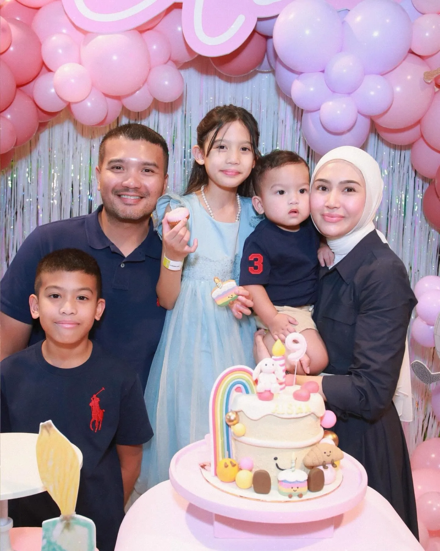 Jarang Muncul Di Kaca TV Demi Urus Keluarga & 3 Anak, Pesona Menawan Erin Malek Usia 32 Tahun!
