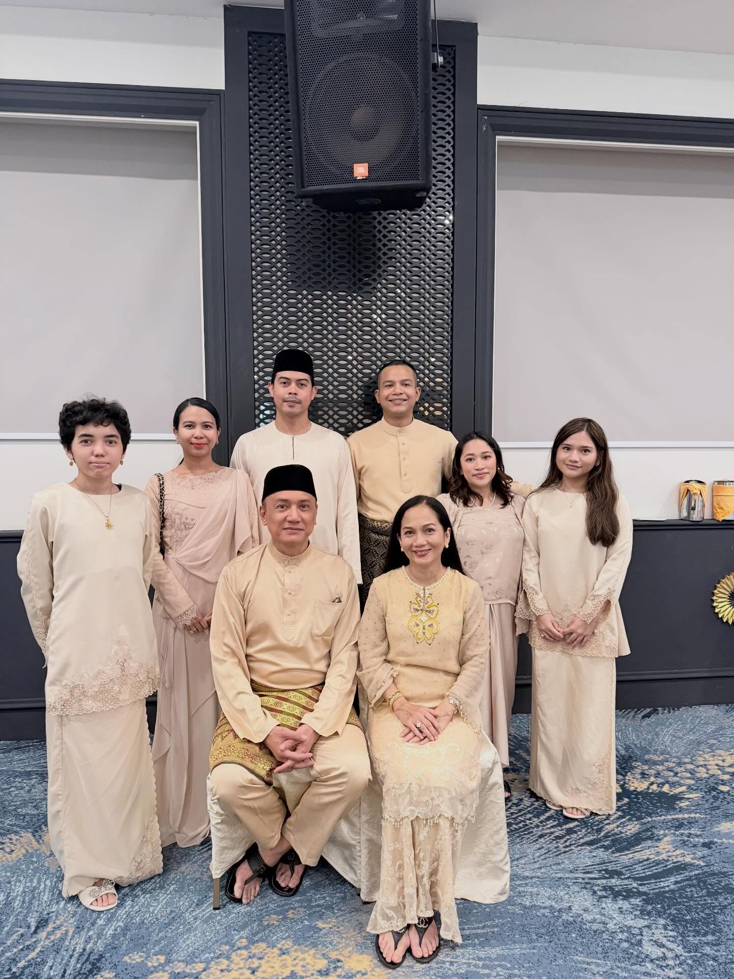 Majlis Akikah & Cukur Jambul Berlangsung Meriah, Datuk Seri Sheila Majid Bahagia Timang Cucu Sulung! 17 Majlis Akikah & Cukur Jambul Berlangsung Meriah, Datuk Seri Sheila Majid Bahagia Timang Cucu Sulung!