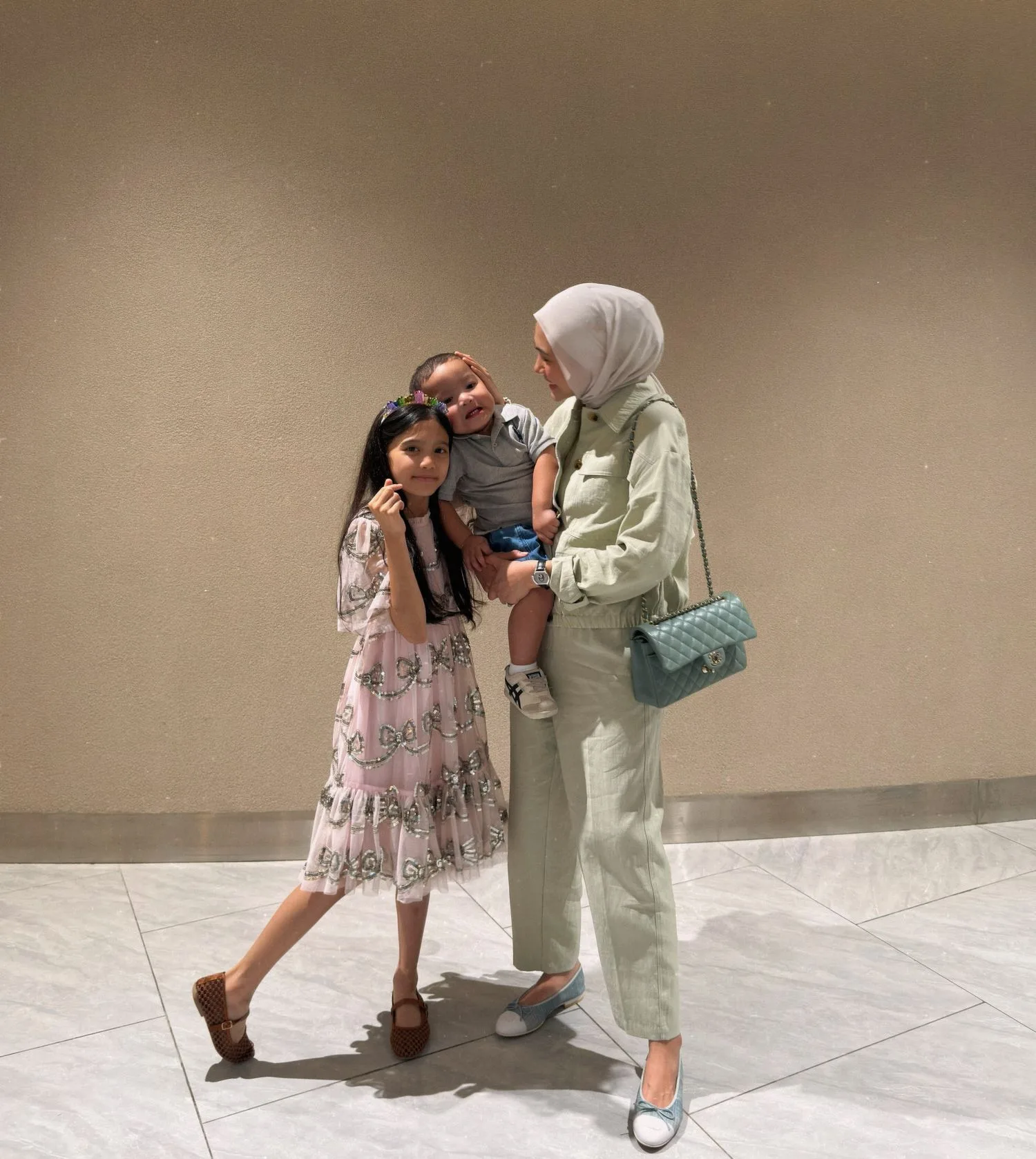 Jarang Muncul Di Kaca TV Demi Urus Keluarga & 3 Anak, Pesona Menawan Erin Malek Usia 32 Tahun!