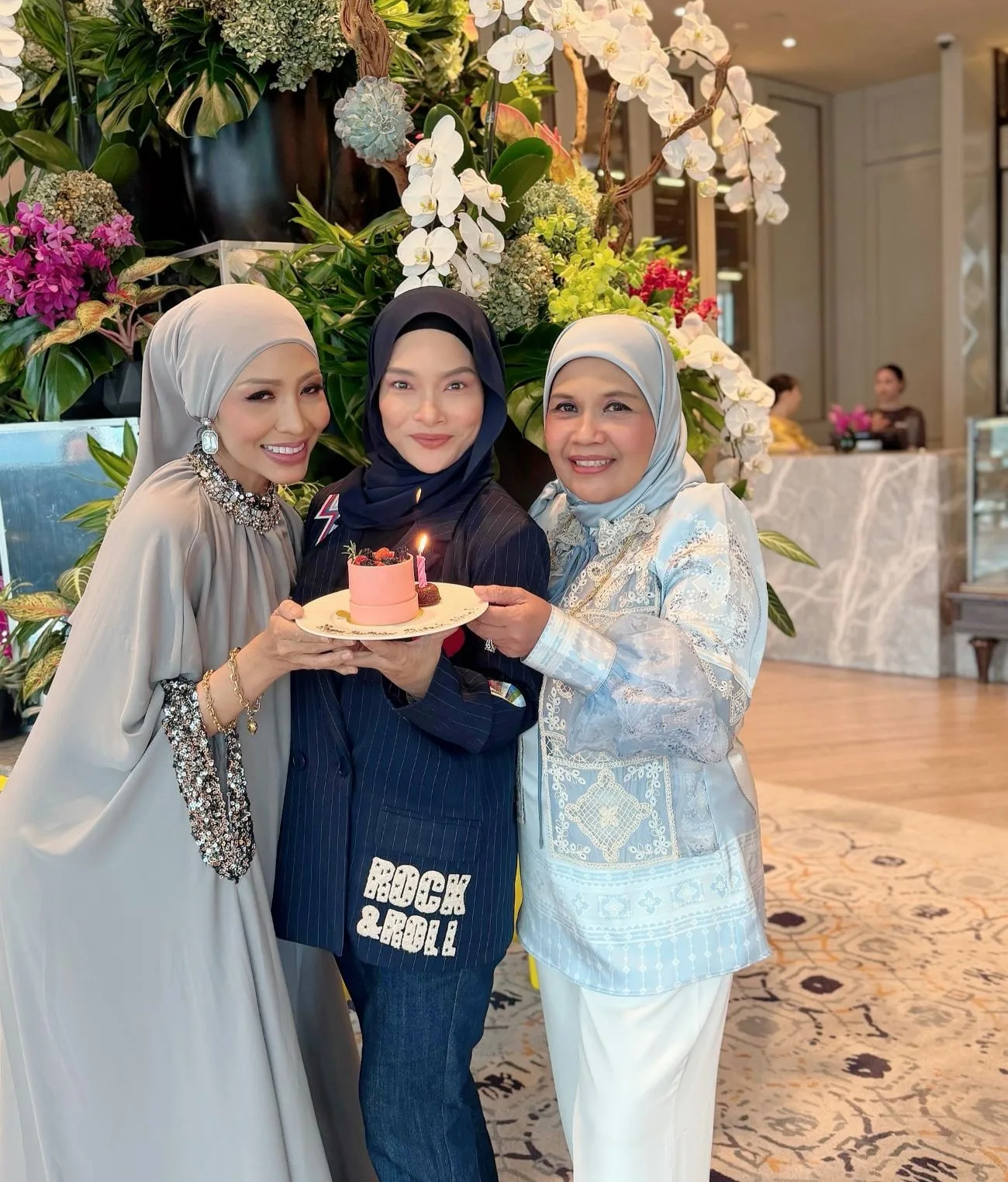 Anggun Usia 53 Tahun, Datuk Nora Ariffin Tampil Lebih Yakin & Amal Gaya Hidup Sihat! 17 Anggun Usia 53 Tahun, Datuk Nora Ariffin Tampil Lebih Yakin & Amal Gaya Hidup Sihat!