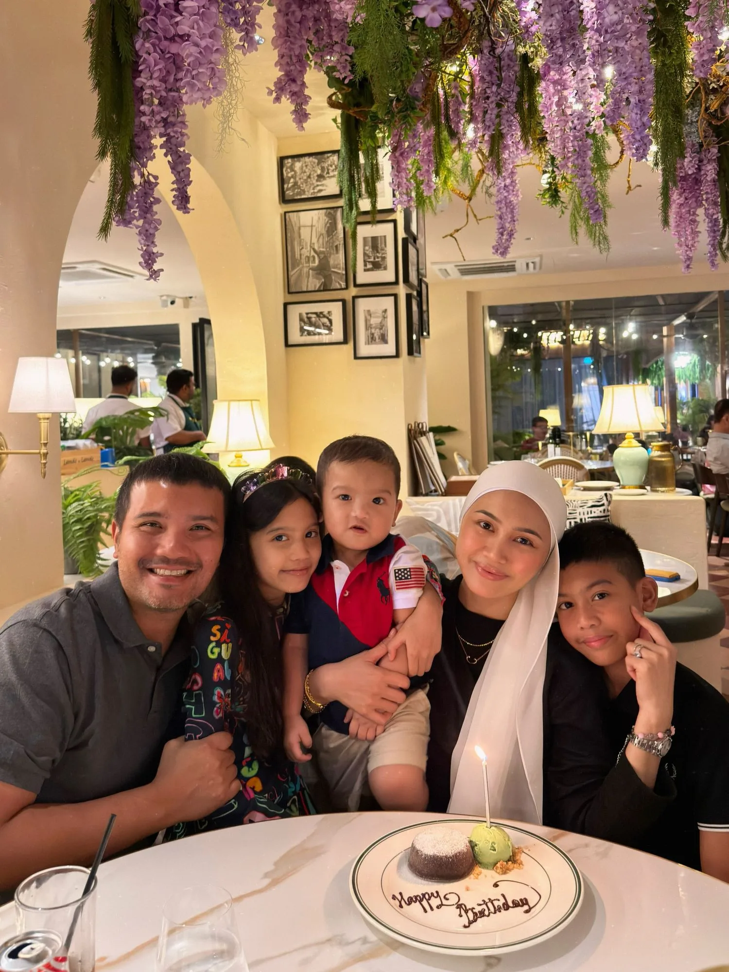 Jarang Muncul Di Kaca TV Demi Urus Keluarga & 3 Anak, Pesona Menawan Erin Malek Usia 32 Tahun!