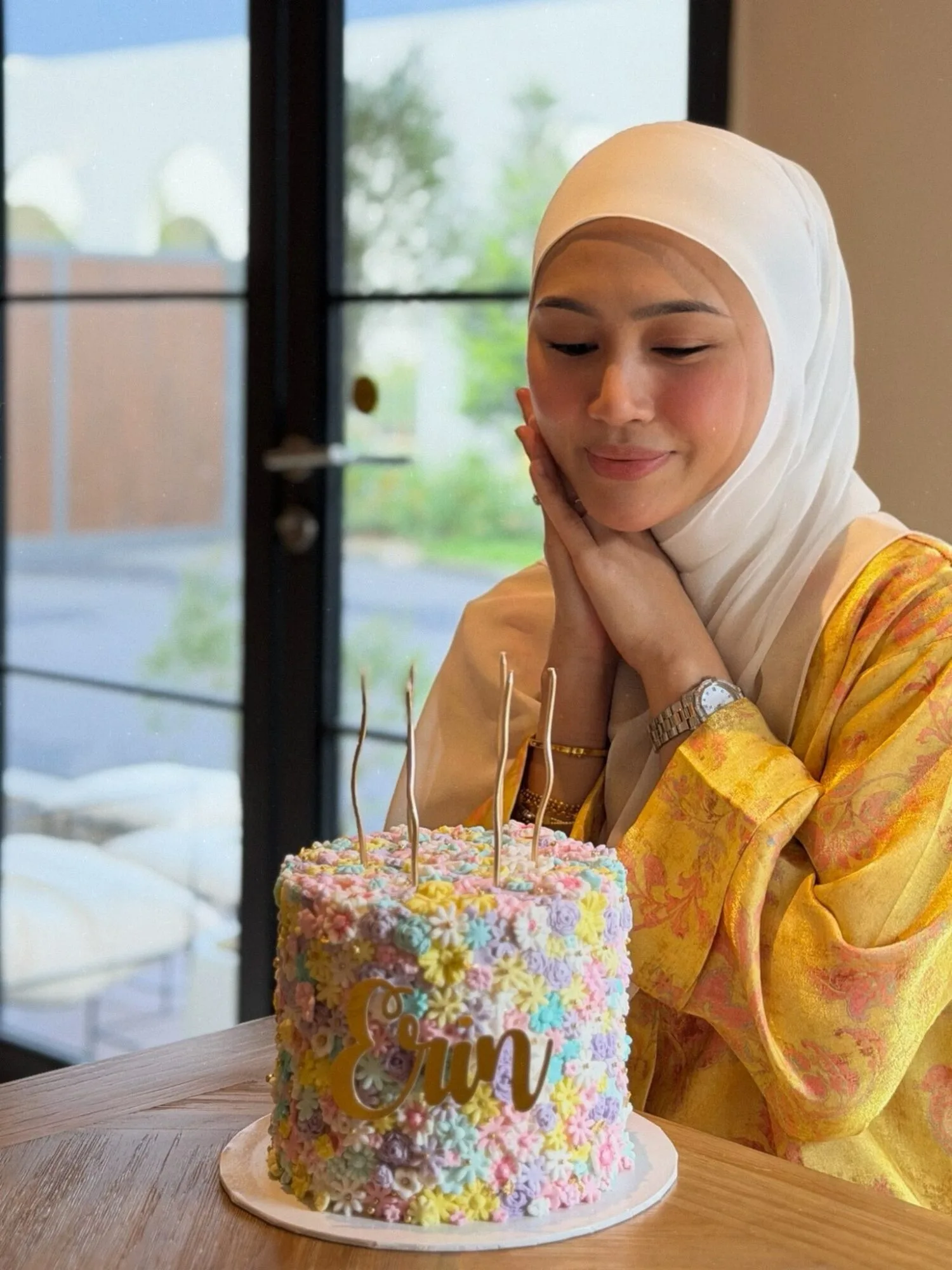 Jarang Muncul Di Kaca TV Demi Urus Keluarga & 3 Anak, Pesona Menawan Erin Malek Usia 32 Tahun!