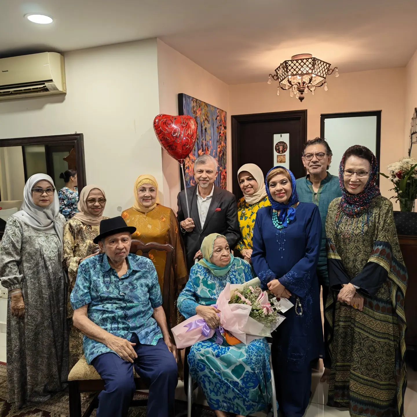 Ibu Cecah Usia 90 Tahun, Tan Sri Shahrizat Luah Rasa Syukur ‘Mama Anugerah & Nikmat Allah SWT Paling Indah’!