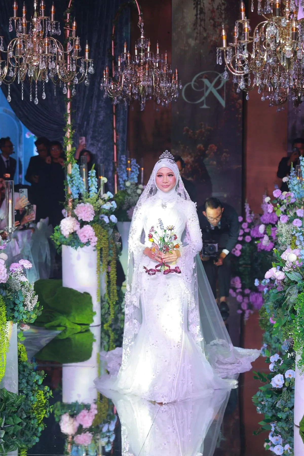 Resepsi Mewah Anak Pengasas Bawal Exclusive, Gaun Kahwin Ditaburi 83,000 Kristal Swarovski & Bunga Tangan Harga RM30,000!