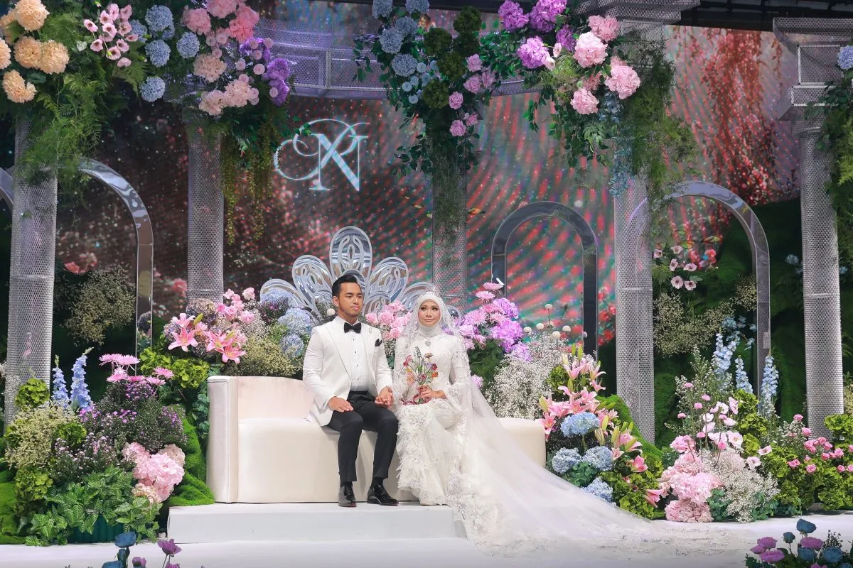 Resepsi Mewah Anak Pengasas Bawal Exclusive, Gaun Kahwin Ditaburi 83,000 Kristal Swarovski & Bunga Tangan Harga RM30,000!
