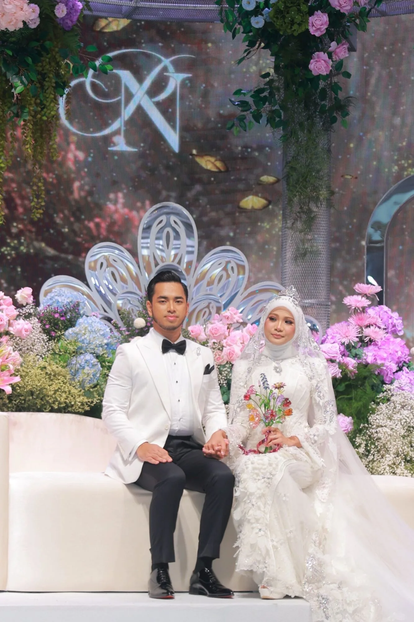 Resepsi Mewah Anak Pengasas Bawal Exclusive, Gaun Kahwin Ditaburi 83,000 Kristal Swarovski & Bunga Tangan Harga RM30,000!