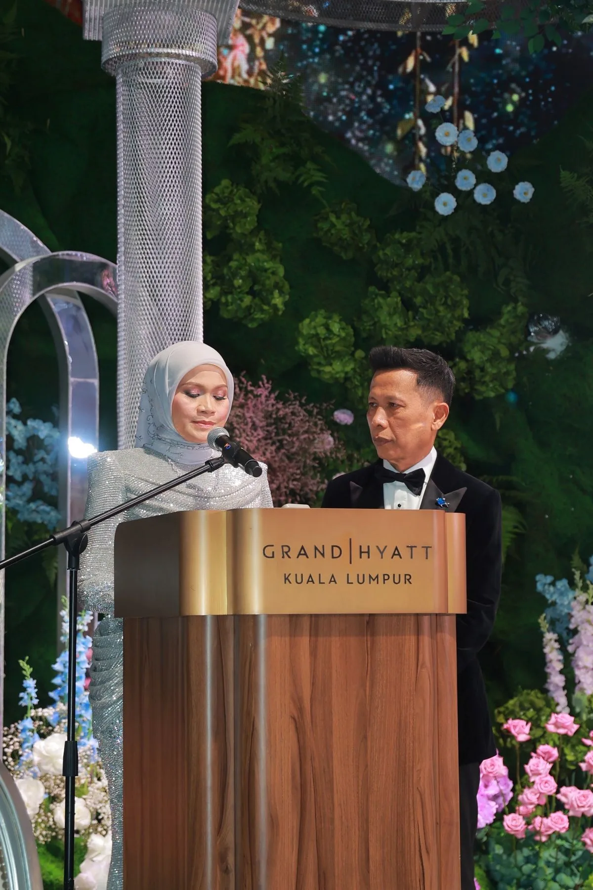 Resepsi Mewah Anak Pengasas Bawal Exclusive, Gaun Kahwin Ditaburi 83,000 Kristal Swarovski & Bunga Tangan Harga RM30,000! 14 Resepsi Mewah Anak Pengasas Bawal Exclusive, Gaun Kahwin Ditaburi 83,000 Kristal Swarovski & Bunga Tangan Harga RM30,000!