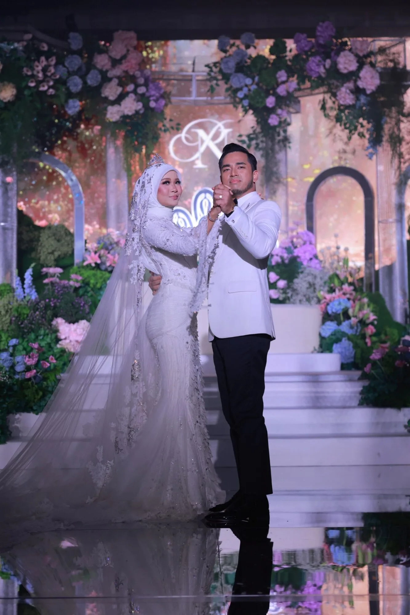 Resepsi Mewah Anak Pengasas Bawal Exclusive, Gaun Kahwin Ditaburi 83,000 Kristal Swarovski & Bunga Tangan Harga RM30,000! 3 Resepsi Mewah Anak Pengasas Bawal Exclusive, Gaun Kahwin Ditaburi 83,000 Kristal Swarovski & Bunga Tangan Harga RM30,000!