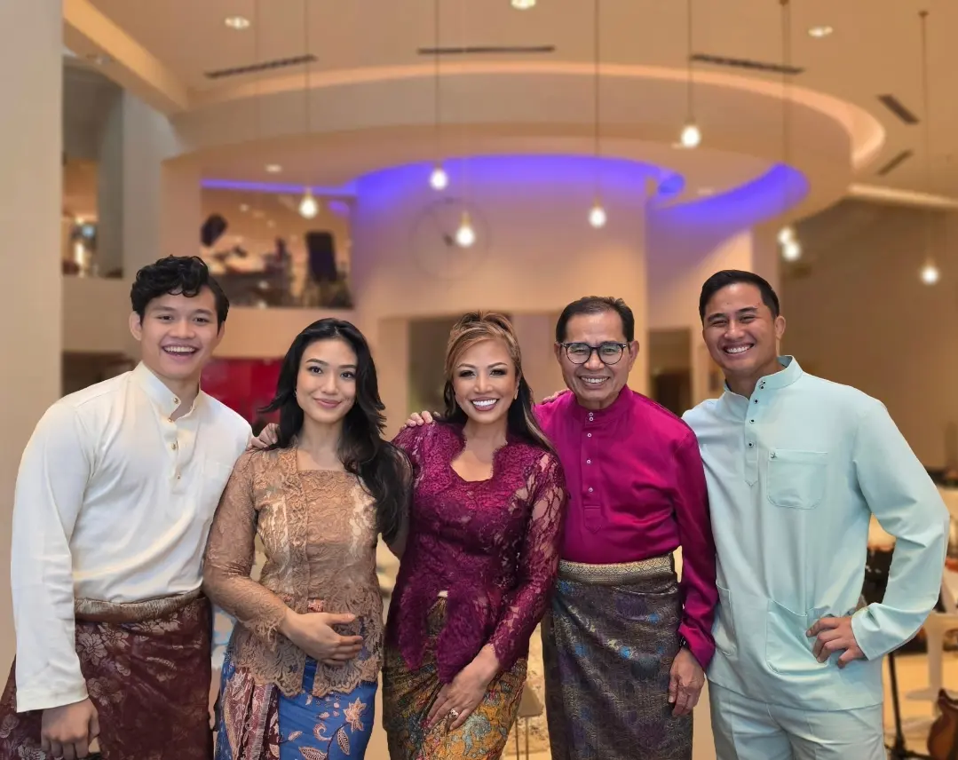 Debaran PGL The Musical, Puan Sri Tiara Jacquelina Tampil Bertenaga & Awet Muda Usia Lewat 50an! 9 Debaran PGL The Musical, Puan Sri Tiara Jacquelina Tampil Bertenaga & Awet Muda Usia Lewat 50an!