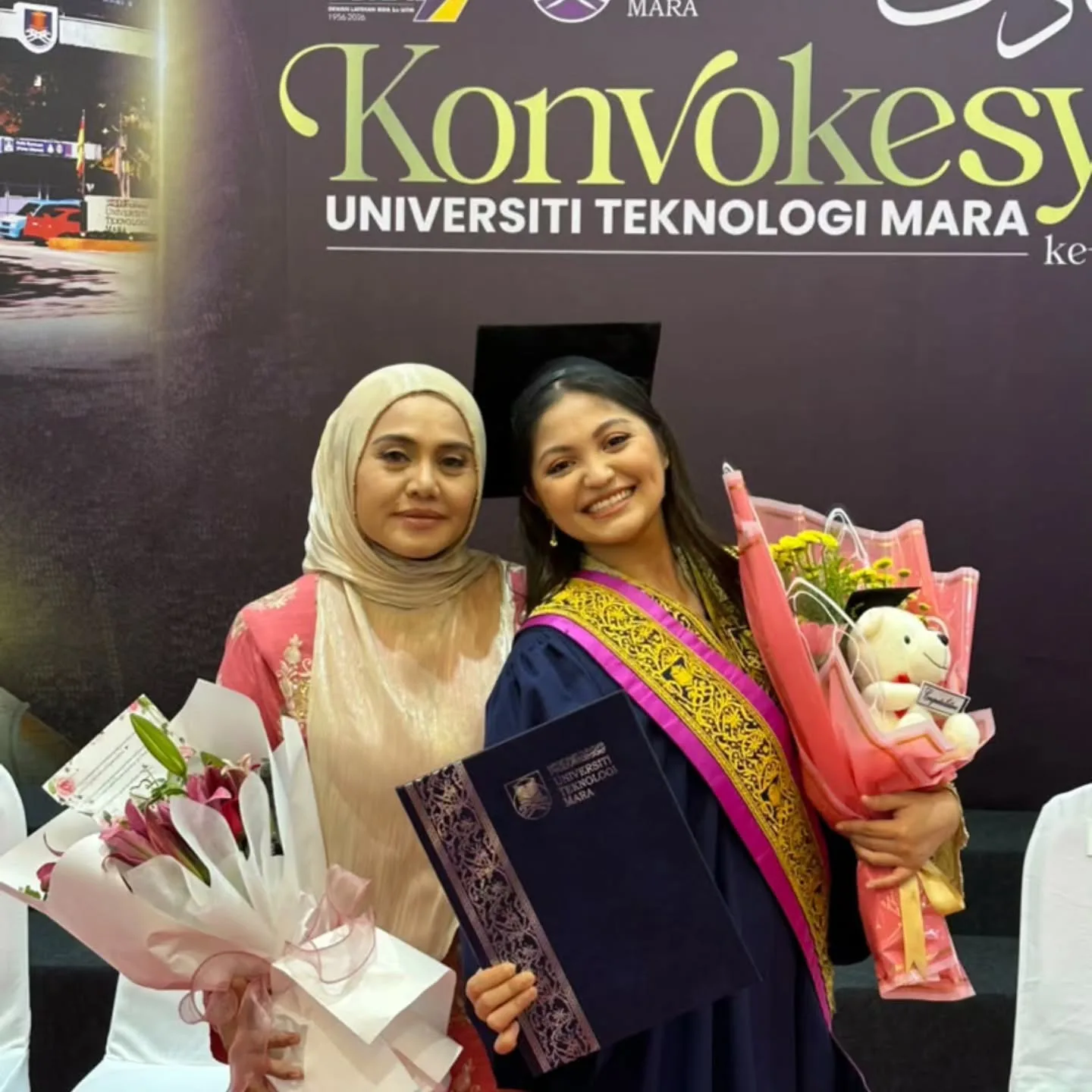 Raih Anugerah Naib Canselor, Raja Azura Syukur Anak Tamat Graduasi & Jadi Pelajar Cemerlang Sejak Sekolah! 8 Raih Anugerah Naib Canselor, Raja Azura Syukur Anak Tamat Graduasi & Jadi Pelajar Cemerlang Sejak Sekolah!