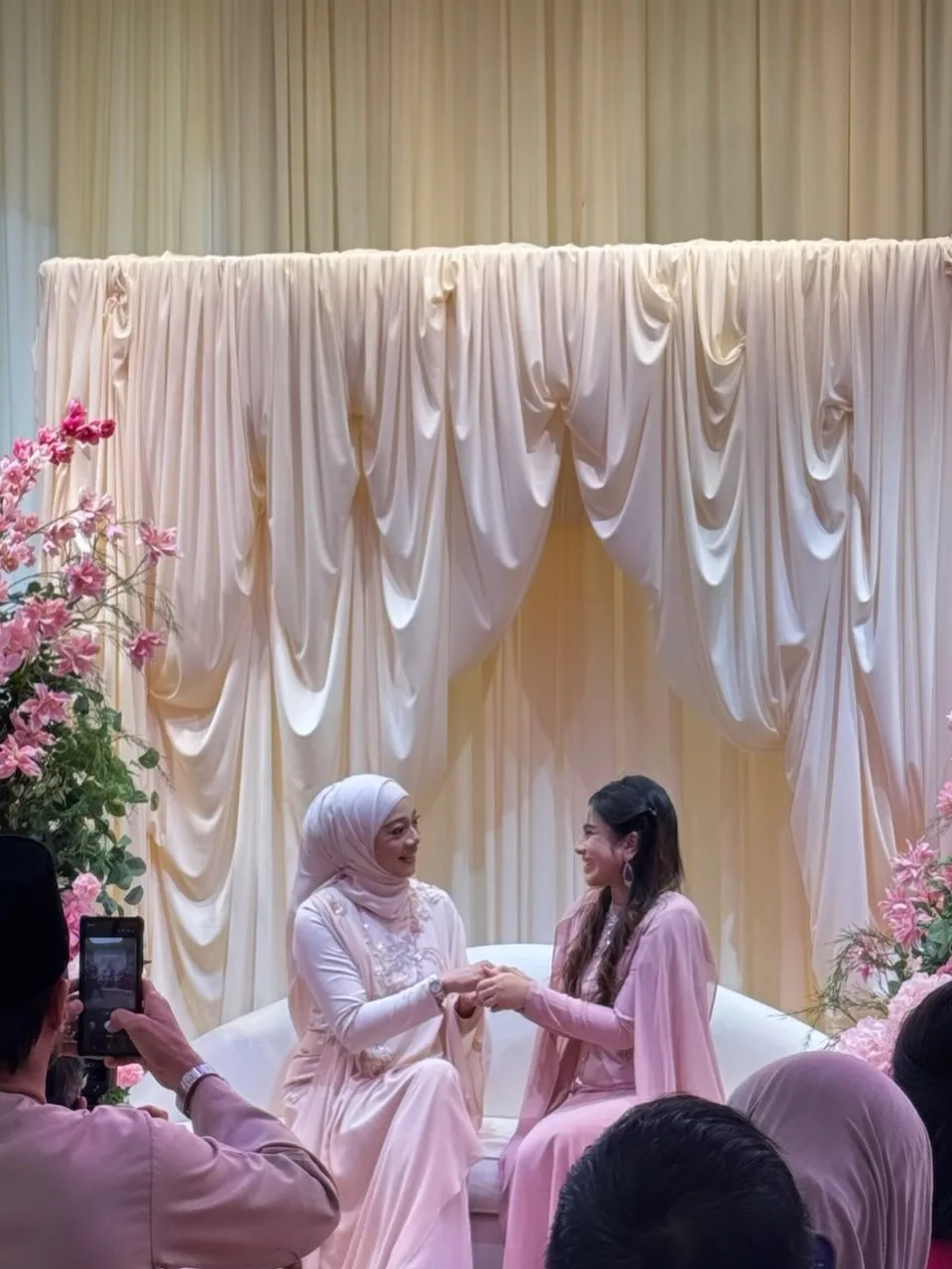 Anak Sulung Selamat Bertunang & Bakal Nikah November Ini, Linda Rafar Tak Menang Tangan Urus Persiapan 3 Anak Sulung Selamat Bertunang & Bakal Nikah November Ini, Linda Rafar Tak Menang Tangan Urus Persiapan