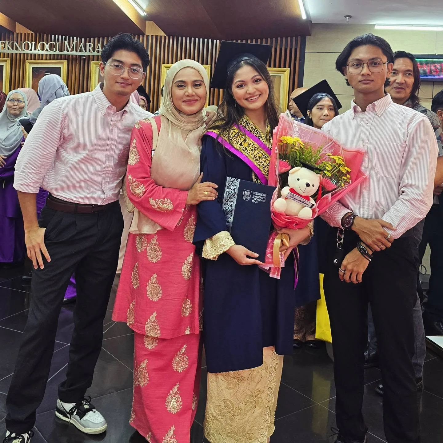 Raih Anugerah Naib Canselor, Raja Azura Syukur Anak Tamat Graduasi & Jadi Pelajar Cemerlang Sejak Sekolah!