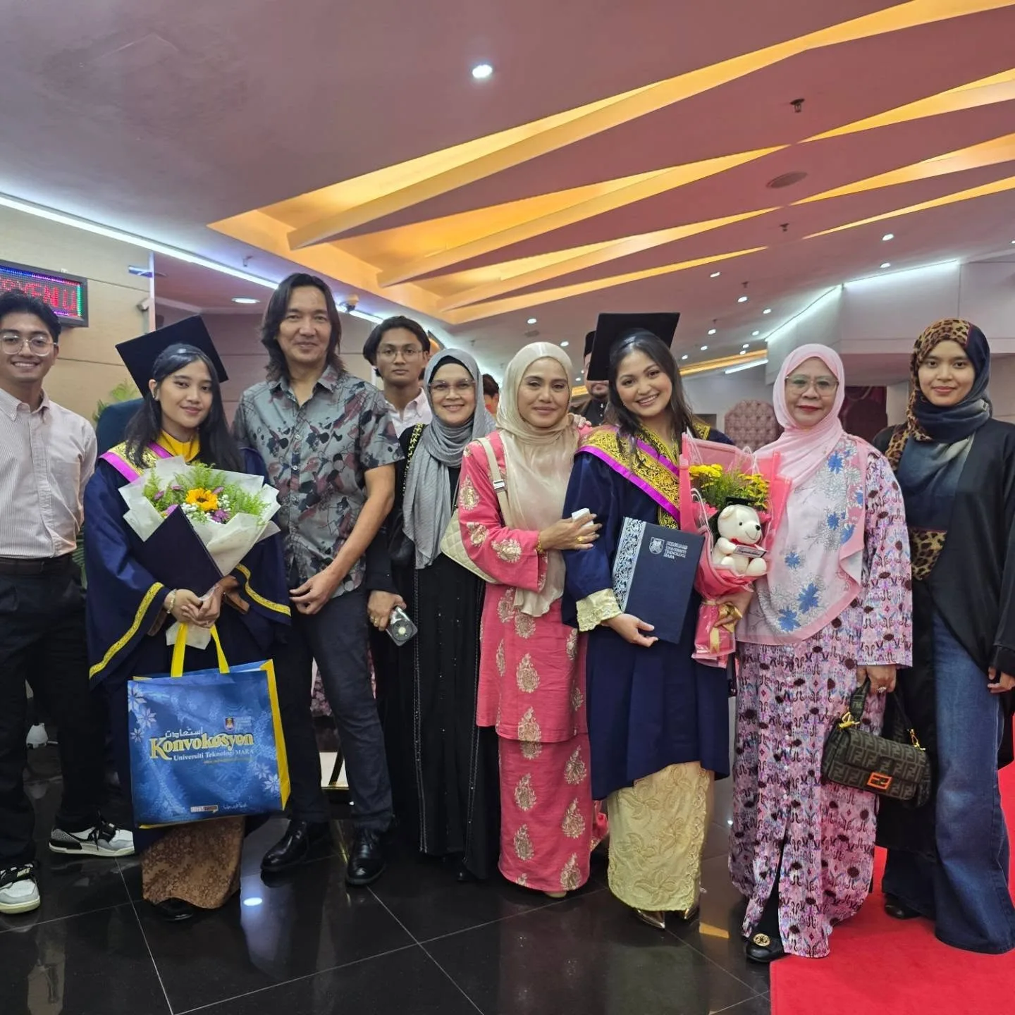 Raih Anugerah Naib Canselor, Raja Azura Syukur Anak Tamat Graduasi & Jadi Pelajar Cemerlang Sejak Sekolah!