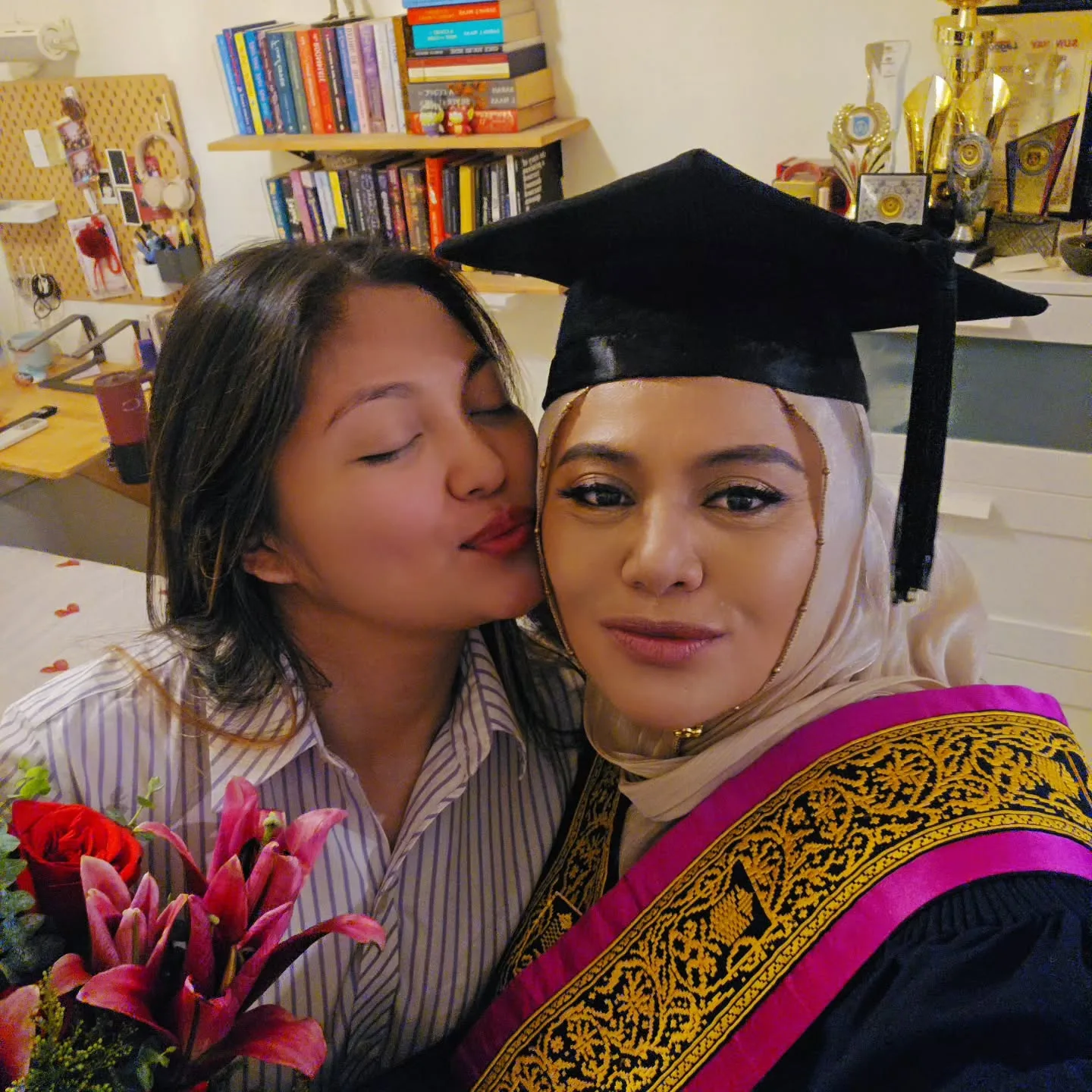 Raih Anugerah Naib Canselor, Raja Azura Syukur Anak Tamat Graduasi & Jadi Pelajar Cemerlang Sejak Sekolah!