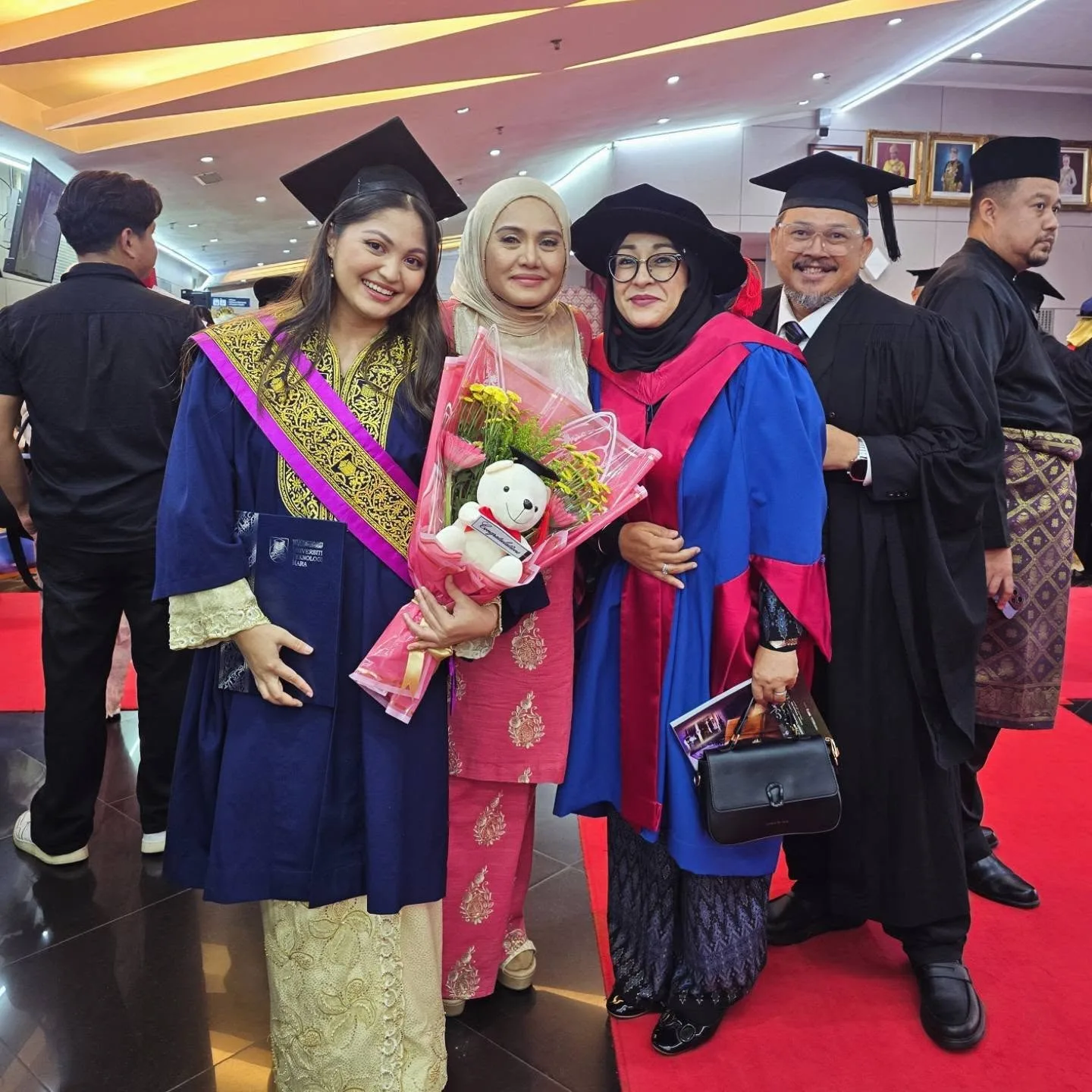 Raih Anugerah Naib Canselor, Raja Azura Syukur Anak Tamat Graduasi & Jadi Pelajar Cemerlang Sejak Sekolah! 5 Raih Anugerah Naib Canselor, Raja Azura Syukur Anak Tamat Graduasi & Jadi Pelajar Cemerlang Sejak Sekolah!