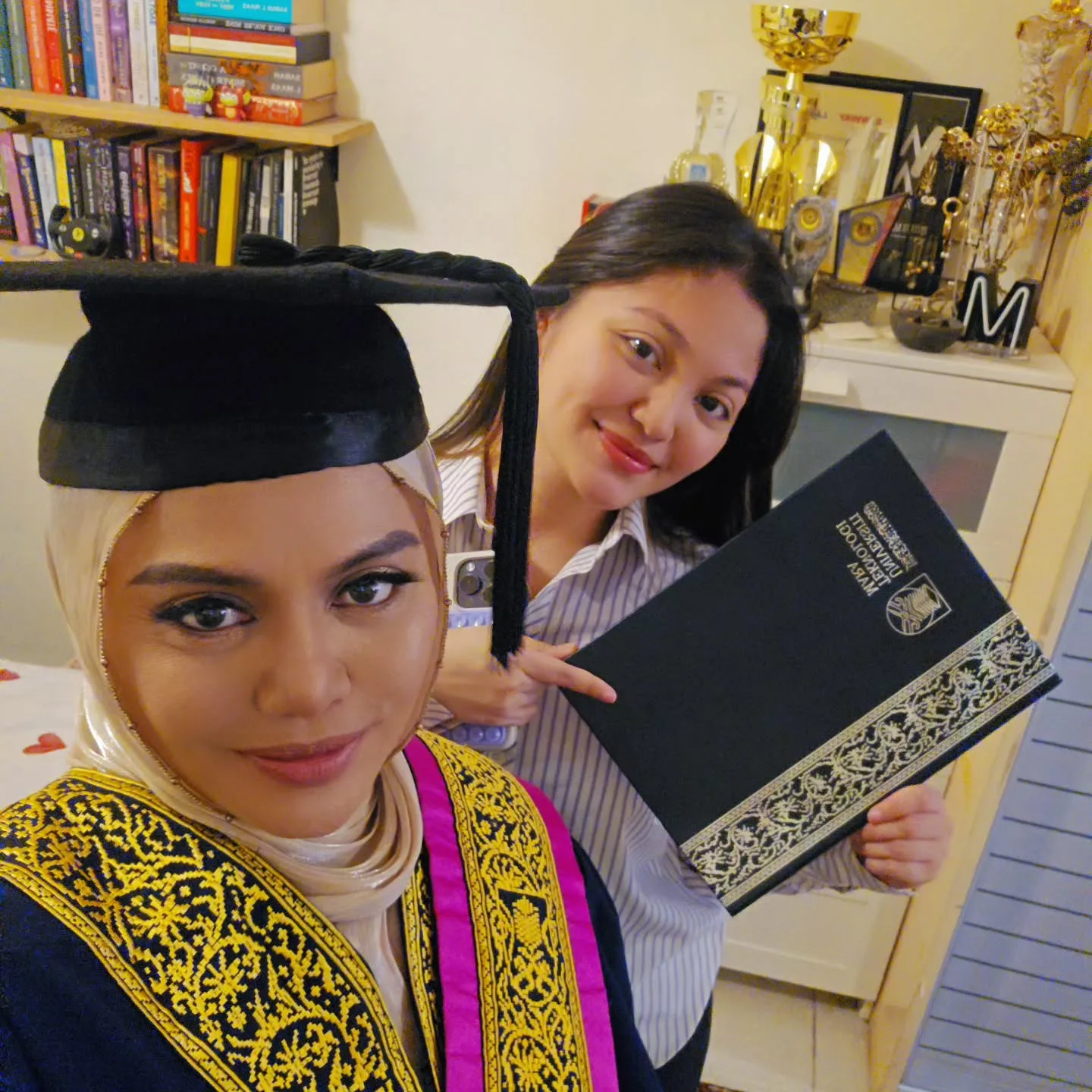 Raih Anugerah Naib Canselor, Raja Azura Syukur Anak Tamat Graduasi & Jadi Pelajar Cemerlang Sejak Sekolah!